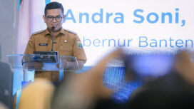 Gubernur Banten Andra Soni saat menghadiri Penandatanganan Nota Kesepahaman dan Perjanjian Kerja Sama Sinergi Penyiapan Pekerja Migran Indonesia antara Kementerian Perlindungan Pekerja Migran Indonesia (KemenP2MI/BP2MI) dengan Pemerintah Provinsi (Pemprov) Banten, Krakatau Steel (KS), dan IKA Untirta bertempat di SMK YPKS Cilegon Jalan Kota Bumi, Kota Cilegon. Foto: Awal Rijal 