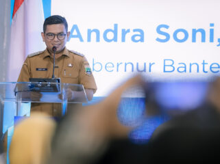 Gubernur Banten Andra Soni saat menghadiri Penandatanganan Nota Kesepahaman dan Perjanjian Kerja Sama Sinergi Penyiapan Pekerja Migran Indonesia antara Kementerian Perlindungan Pekerja Migran Indonesia (KemenP2MI/BP2MI) dengan Pemerintah Provinsi (Pemprov) Banten, Krakatau Steel (KS), dan IKA Untirta bertempat di SMK YPKS Cilegon Jalan Kota Bumi, Kota Cilegon. Foto: Awal Rijal 