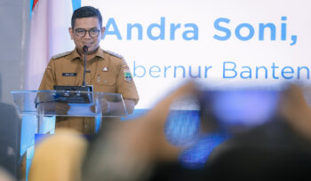Gubernur Banten Andra Soni saat menghadiri Penandatanganan Nota Kesepahaman dan Perjanjian Kerja Sama Sinergi Penyiapan Pekerja Migran Indonesia antara Kementerian Perlindungan Pekerja Migran Indonesia (KemenP2MI/BP2MI) dengan Pemerintah Provinsi (Pemprov) Banten, Krakatau Steel (KS), dan IKA Untirta bertempat di SMK YPKS Cilegon Jalan Kota Bumi, Kota Cilegon. Foto: Awal Rijal 