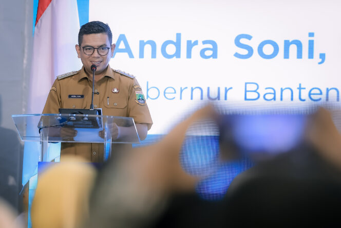 
 Gubernur Banten Andra Soni saat menghadiri Penandatanganan Nota Kesepahaman dan Perjanjian Kerja Sama Sinergi Penyiapan Pekerja Migran Indonesia antara Kementerian Perlindungan Pekerja Migran Indonesia (KemenP2MI/BP2MI) dengan Pemerintah Provinsi (Pemprov) Banten, Krakatau Steel (KS), dan IKA Untirta bertempat di SMK YPKS Cilegon Jalan Kota Bumi, Kota Cilegon. Foto: Awal Rijal 