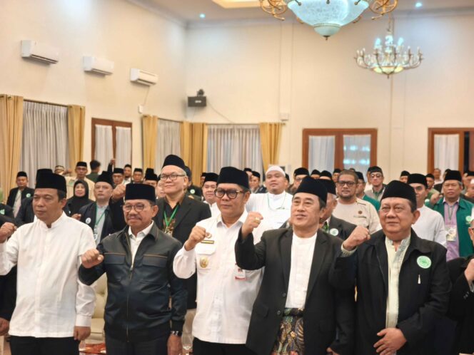 Wali Kota Tangerang Sachrudin, Wakil Wali Kota Tangerang Maryono, Ketua DPRD Kota Tangerang Rusdi Ketua MUI Kota Tangerang, KH.A.Baijuri Khatib bersama Ratusan Peserta MUSDA VII MUI Kota Tangerang. Foto: TangerangPos
