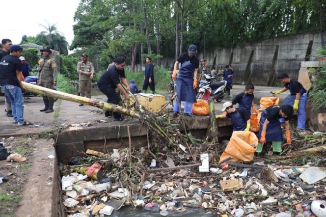
 Relawan Banksasuci Foundation bersama Petugas Gabungan saat membersihkan Sampah di Kali Sabi Cibodas Kota Tangerang. Foto: HumasPro