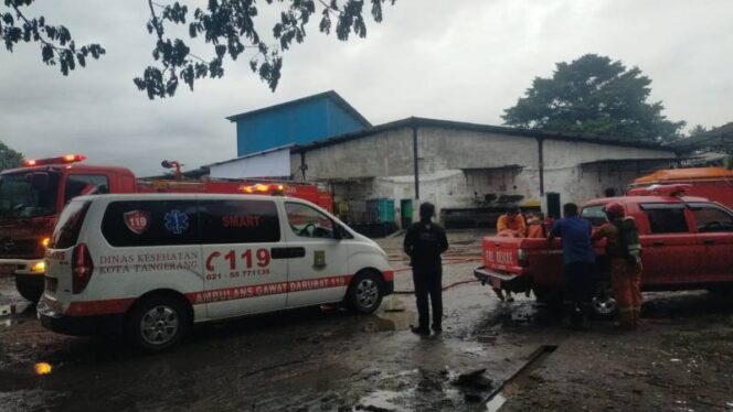 
 Mobil Ambulance milik Dinkes dan Mobil Taktis BPBD Kota Tangerang Siaga di Lokasi Kebocoran Gas. Foto: ist