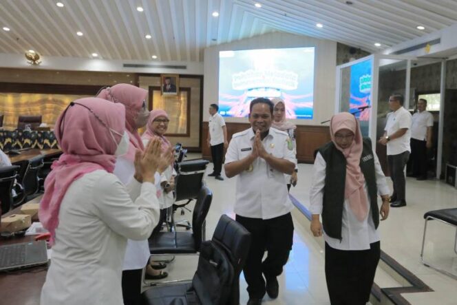 
 Pj Wali Kota Tangerang Dr Nurdin, S.Sos.,M.Si didampingi Kepala Dinas Kominfo Kota Tangerang Indri Astuti Usai Membuka Pelatihan Metadata. Foto: Ist