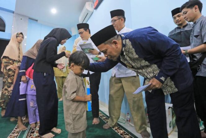 
 Pj Wali Kota Tangerang Dr Nurdin, S.Sos.,M.Si Berikan Santunan Yatim saat Safari Ramadhan di masjid Nurul Muhajirin, di Griya Ciledug Indah 1, Kelurahan Padurenan, Kecamatan Karang Tengah. Foto: ist