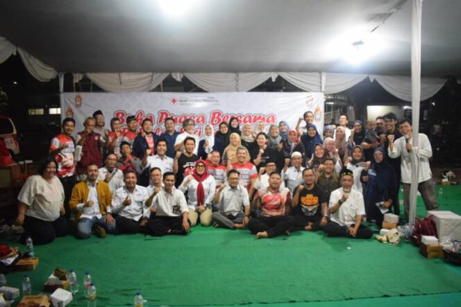 
 Ketua PMI Kota Tangerang, Oman Jumansyah foto bersama para pendonor. Foto: ist