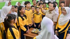Presiden Prabowo Subianto saat meninjau pelaksanaan Program Makan Bergizi Gratis (MBG) di Sekolah Menengah Pertama Negeri (SMPN) 111 Jakarta. Foto: BPMI Setpres 