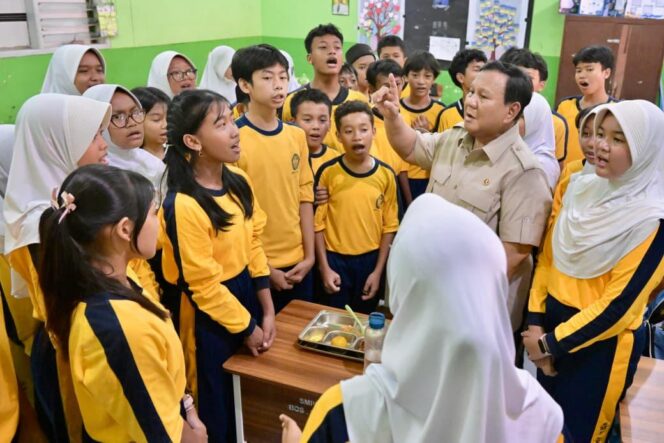 
 Presiden Prabowo Subianto saat meninjau pelaksanaan Program Makan Bergizi Gratis (MBG) di Sekolah Menengah Pertama Negeri (SMPN) 111 Jakarta. Foto: BPMI Setpres 