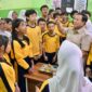 Presiden Prabowo Subianto saat meninjau pelaksanaan Program Makan Bergizi Gratis (MBG) di Sekolah Menengah Pertama Negeri (SMPN) 111 Jakarta. Foto: BPMI Setpres 