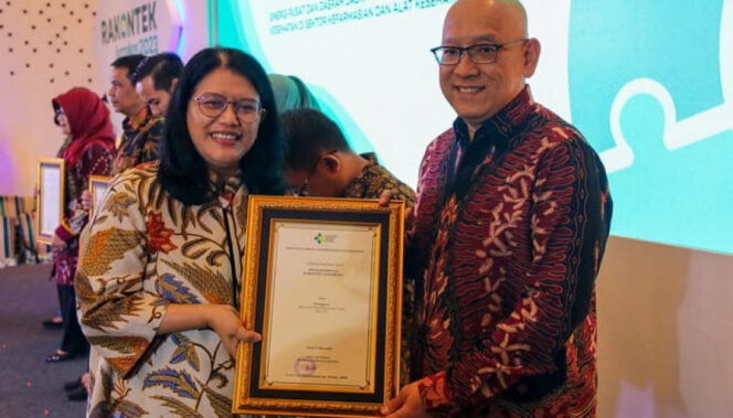 
 Kepala Dinkes Kabupaten Tangerang dr. Achmad Muchlis, MARS saat menerima Penghargaan. Foto: istimewa