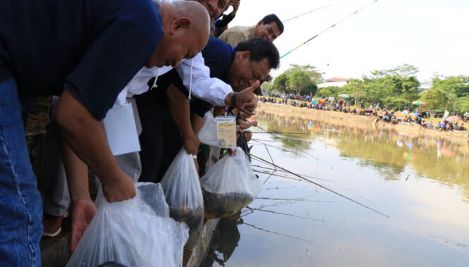 
 Sekda Kabupaten Tangerang, Moch. Maesyal Rasyid membuka kegiatan mancing bersama ribuan buruh. Sabtu, (06/05/2023). Foto: Pemkab Tangerang