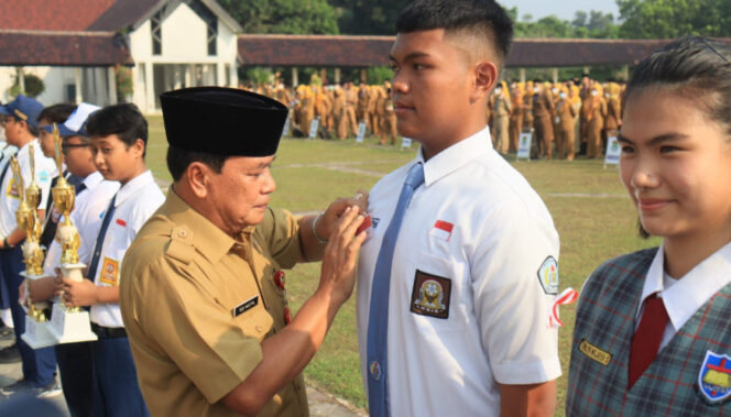 
 Sekda Kabupaten Tangerang, Moch.Maesyal Rasyid saat menyematkan Emblem kepada Calon Paskibraka. Foto: istimewa