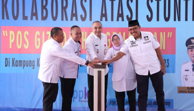 
 Bupati Tangerang, Ahmad Zaki Iskandar meluncurkan Pos Gizi, Dapur Sehat Atasi Stunting (DASHAT) dan Gemar Makan Ikan  di Desa Kadu Kecamatan Curug, Rabu (24/05/23). Foto: istimewa
