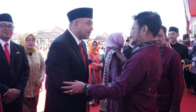 
 Bupati Tangerang, A. Zaki Iskandar saat menerima Penghargaan dari Menteri Pertanian Republik Indonesia Syahrul Yasin Limpo. Foto: Istimewa