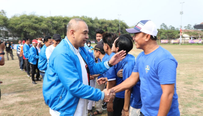 
 Bupati Tangerang Ahmed Zaki Iskandar saat membuka kompetisi sepakbola KNPI Cup II di Stadion Mini Kecamatan Cikupa, Jumat (8/9/23). Foto: Istimewa