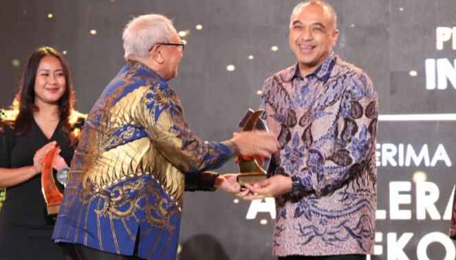 
 Guru Besar Universitas Trisakti Dadan Umar Daihani saat menyerahkan penghargaan kepada Bupati Tangerang, A. Zaki Iskandar di Hotel JS Luwansa, Jakarta, Selasa (12/9) malam. Foto: Istimewa