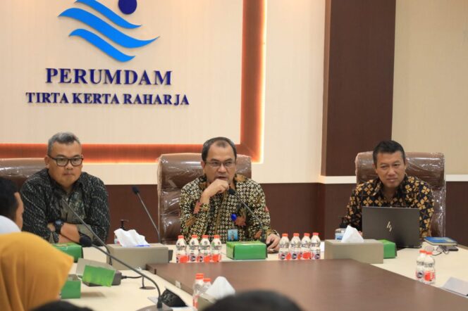 
 Direktur Utama PT. Tirta Asasta Depok (Perseroda), Muhammad Olik Abdul Holik dan Direktur Utama Perumda TKR, Sofyan Sapar. Foto: ist