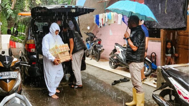 
 Petugas Dinas Sosial (Dinsos) saat menyalurkan bantuan kemanusiaan bagi warga terdampak banjir di Kelurahan Ciputat-Kecamatan Ciputat, dan Kelurahan Pondok Kacang Timur-Kecamatan Pondok Aren. Foto: ist
