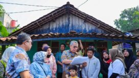 Wali Kota Tangerang Selatan Benyamin Davnie saat meninjau Rumah warga yang akan di bedah oleh disperkimtan Kota Tangsel. Foto: ist