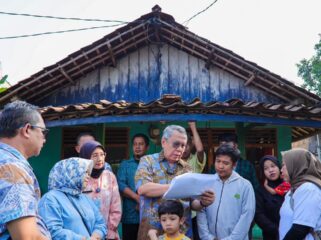 Wali Kota Tangerang Selatan Benyamin Davnie saat meninjau Rumah warga yang akan di bedah oleh disperkimtan Kota Tangsel. Foto: ist