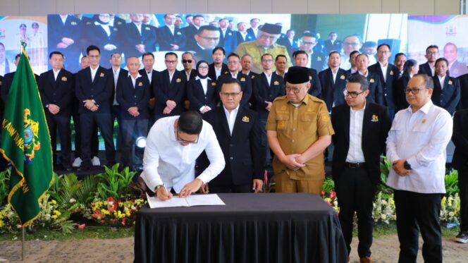 
 Wali Kota Tangerang Selatan Benyamin Davnie saat menghadiri Pelantikan dan Rapat Kerja (Raker) Pengurus KADIN Kota Tangerang Selatan Masa Bakti 2025–2030, di wilayah Serpong Utara, Foto: ist