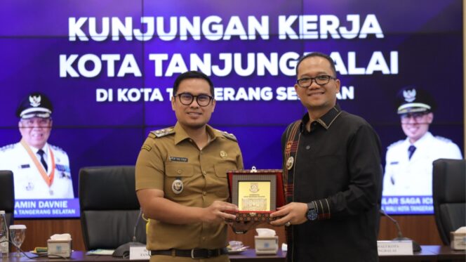 
 Wakil Wali Kota Tangerang Selatan Pilar Saga Ichsan saat menerima kunjungan Wakil Wali Kota Tanjungbalai Muhammad Fadly Abdina. Foto: ist