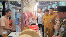Sekretaris Dinas Perindustrian dan Perdagangan Kota Tangerang Selatan, Appgraid Purwanto saat Monitor Harga dan Pasokan sembako di Pasar Modern 8 Alam Sutera. Foto: ist