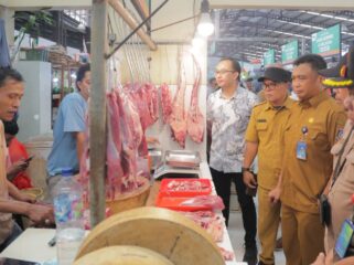 Sekretaris Dinas Perindustrian dan Perdagangan Kota Tangerang Selatan, Appgraid Purwanto saat Monitor Harga dan Pasokan sembako di Pasar Modern 8 Alam Sutera. Foto: ist