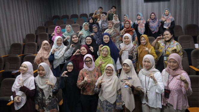 
 DP3AP2KB Kota Tangerang Selatan saat menggelar Sosialisasi Manajemen Stres dan Dukungan Psikologi Awal (DPA) di Pusat Pemerintah Kota (Puspemkot) Tangsel. Foto: Ist
