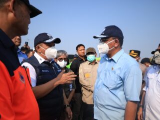 Menteri Lingkungan Hidup Mohammad Jumhur Hidayat bersama Deputi Bidang Penegakkan Hukum Lingkungan Hidup (Gakkum LH) Rizal Irawan saat meninjau langsung pemadaman TPA Jatiwaringin, Mauk, Kabupaten Tangerang. Foto: Ist