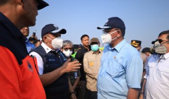 Menteri Lingkungan Hidup Mohammad Jumhur Hidayat bersama Deputi Bidang Penegakkan Hukum Lingkungan Hidup (Gakkum LH) Rizal Irawan saat meninjau langsung pemadaman TPA Jatiwaringin, Mauk, Kabupaten Tangerang. Foto: Ist