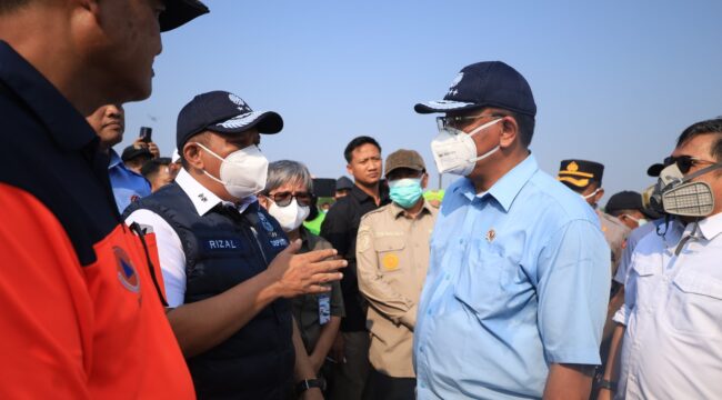 Menteri Lingkungan Hidup Mohammad Jumhur Hidayat bersama Deputi Bidang Penegakkan Hukum Lingkungan Hidup (Gakkum LH) Rizal Irawan saat meninjau langsung pemadaman TPA Jatiwaringin, Mauk, Kabupaten Tangerang. Foto: Ist
