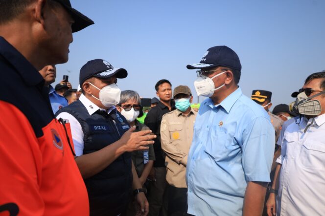 
 Menteri Lingkungan Hidup Mohammad Jumhur Hidayat bersama Deputi Bidang Penegakkan Hukum Lingkungan Hidup (Gakkum LH) Rizal Irawan saat meninjau langsung pemadaman TPA Jatiwaringin, Mauk, Kabupaten Tangerang. Foto: Ist