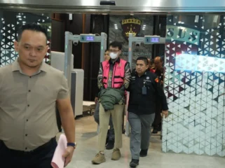 Salasatu Tersangka saat digiring Tim Penyidik pada Jaksa Agung Muda Bidang Tindak Khusus (JAM PIDSUS) Kejaksaan Agung (Kejagung) RI. Foto: ist