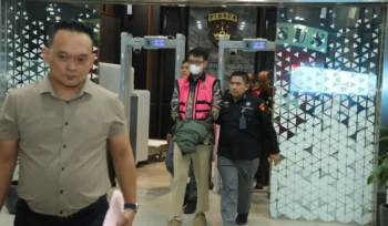 Salasatu Tersangka saat digiring Tim Penyidik pada Jaksa Agung Muda Bidang Tindak Khusus (JAM PIDSUS) Kejaksaan Agung (Kejagung) RI. Foto: ist