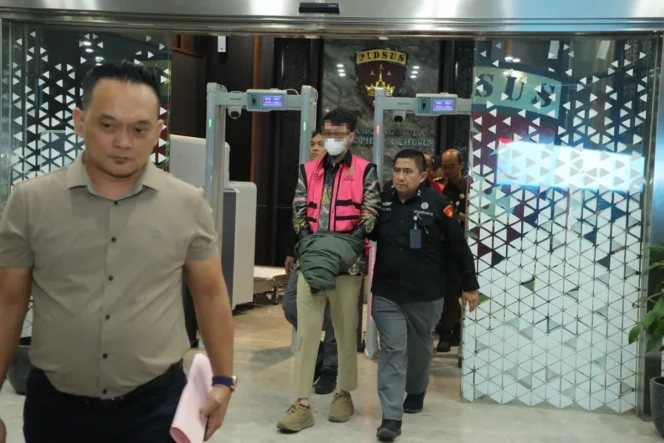 
 Salasatu Tersangka saat digiring Tim Penyidik pada Jaksa Agung Muda Bidang Tindak Khusus (JAM PIDSUS) Kejaksaan Agung (Kejagung) RI. Foto: ist