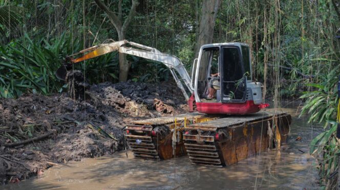 
 Pemerintah Kota Tangerang Selatan (Tangsel) melalui Dinas Sumber Daya Air, Bina Marga, dan Bina Konstruksi (DSDABMBK) terus memperkuat upaya pengendalian banjir dengan melakukan pengerukan Sungai Ciputat. Foto: Ist 