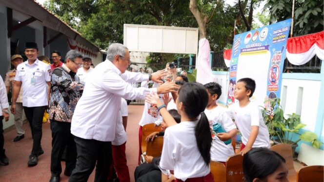 
 Wali Kota Tangerang Selatan Benyamin Davnie saat menghadiri kegiatan Dharma Wanita Persatuan (DWP) Pusat Pelaporan dan Analisis Transaksi Keuangan (PPATK) Mengajar di UPTD SDN Cirendeu 03. Foto: Ist 