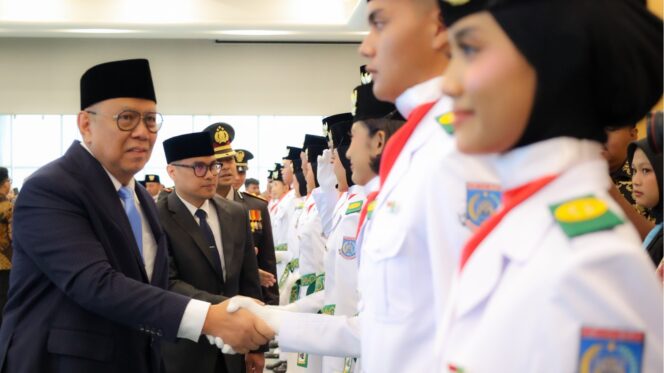 
 Wali Kota Tangerang Selatan Benyamin Davnie saat Pengukuhan Paskibraka Kota Tangerang Selatan. Foto: Ist 