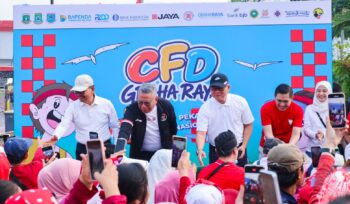 Wali Kota Tangerang Selatan Benyamin Davnie saat menghadiri Fun Walk Tangsel yang digelar Badan Pendapatan Daerah (Bapenda) Kota Tangerang Selatan di kawasan Graha Raya Bintaro. Foto: Ist