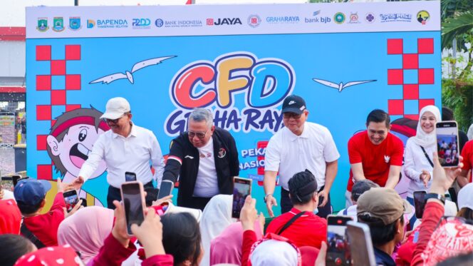 
 Wali Kota Tangerang Selatan Benyamin Davnie saat menghadiri Fun Walk Tangsel yang digelar Badan Pendapatan Daerah (Bapenda) Kota Tangerang Selatan di kawasan Graha Raya Bintaro. Foto: Ist