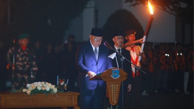
 Wali Kota Tangerang Selatan Benyamin Davnie saat Apel Kehormatan dan Renungan Suci di Taman Makam Pahlawan (TMP) Seribu, Serpong. Foto: Ist