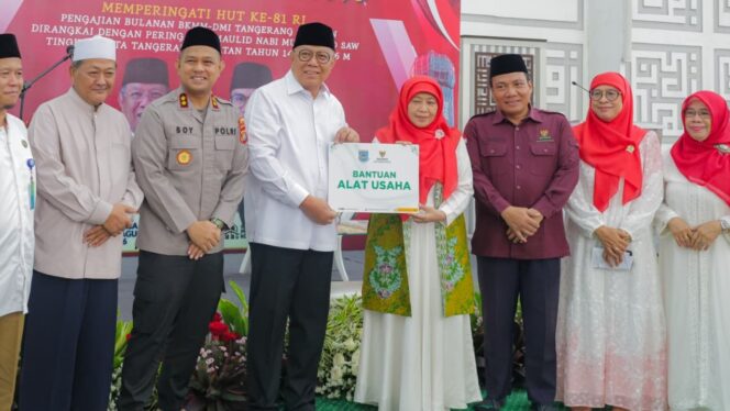 
 Wali Kota Tangerang Selatan Benyamin Davnie menyerahkan bantuan modal saat kegiatan tasyakuran yang digelar di Masjid Al-Itishom, Puspemkot Tangsel, Kecamatan Ciputat. Foto: Ist