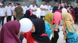Wali Kota Tangerang Selatan Benyamin Davnie saat menyaksikan perlombaan Agustusan dilingkup Pemerintah Kota Tangerang Selatan. Foto: Ist