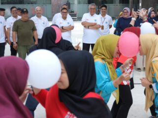 Wali Kota Tangerang Selatan Benyamin Davnie saat menyaksikan perlombaan Agustusan dilingkup Pemerintah Kota Tangerang Selatan. Foto: Ist