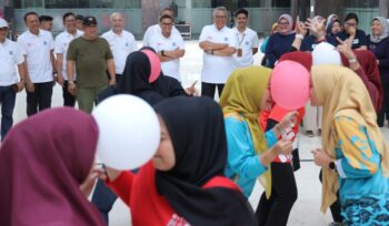 Wali Kota Tangerang Selatan Benyamin Davnie saat menyaksikan perlombaan Agustusan dilingkup Pemerintah Kota Tangerang Selatan. Foto: Ist