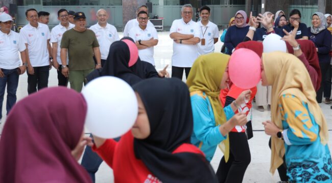 Wali Kota Tangerang Selatan Benyamin Davnie saat menyaksikan perlombaan Agustusan dilingkup Pemerintah Kota Tangerang Selatan. Foto: Ist
