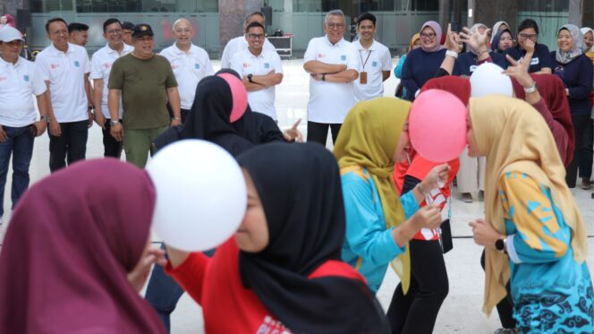 
 Wali Kota Tangerang Selatan Benyamin Davnie saat menyaksikan perlombaan Agustusan dilingkup Pemerintah Kota Tangerang Selatan. Foto: Ist