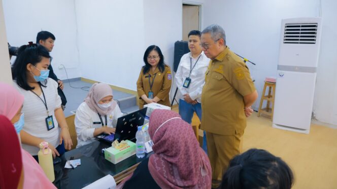 
 Wali Kota Tangerang Selatan Benyamin Davnie saat meninjau Pelaksanaan CKG di Pondok Aren Kota Tangsel. Foto: Ist 