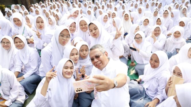 
 Wali Kota Tangerang Selatan Benyamin Davnie saat Kegiatan Kampanye dan Penggerakan Masyarakat Hidup Sehat dengan tema Kesehatan Mental di SMAN 1 Tangerang Selatan. Foto: Ist